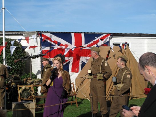 Goodwood Revival 2010: Lungern mit den Truppen verboten!