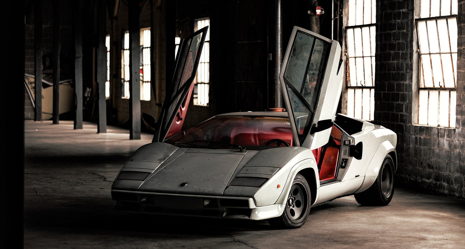 https://www.classicdriver.com/cdn-cgi/image/format=auto,fit=cover,width=1920,height=1029/sites/default/files/article_images/barnfindcountach0.jpg