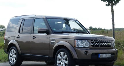 Front view of the Land Rover Discovery Series 4 with strong V8 motor in bronze, showcasing its grille, headlights, and iconic design.