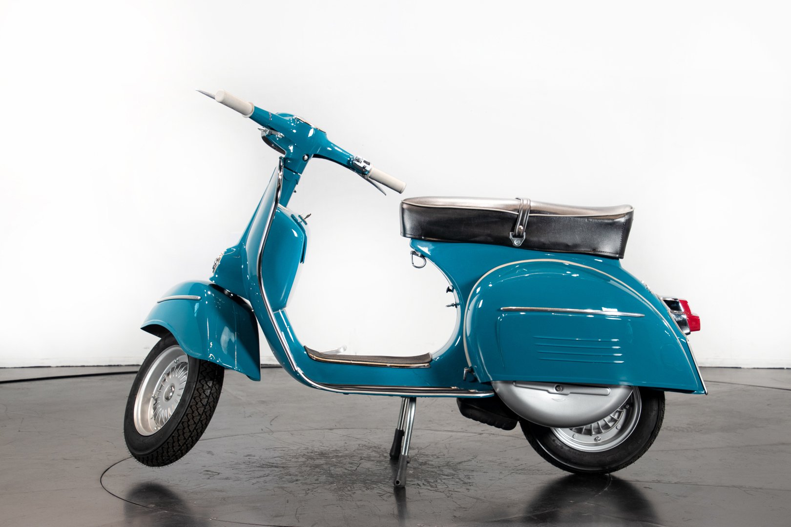 Vespa мотороллер сзади