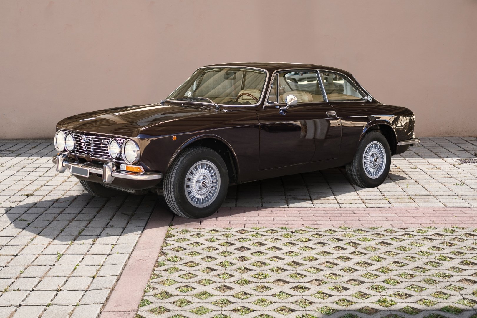 1973 Alfa Romeo 2000 - GT Veloce | Classic Driver Market