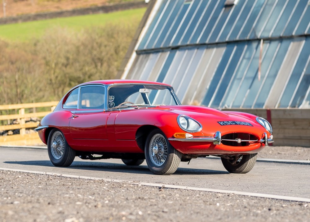 Ягуар e-Type 1966 купе. Ягуар e Type 1966. E-Type 1966 года. Jaguar e-Type 4.2 litre fixed head Coupe 1964.