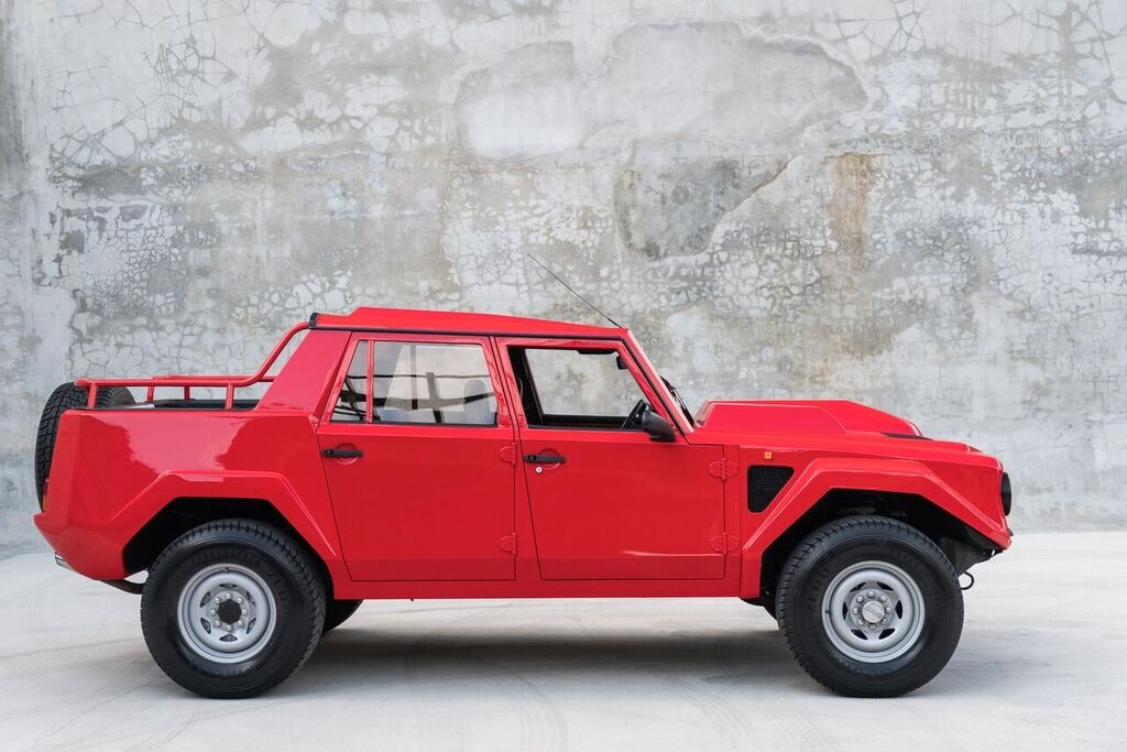 Lamborghini lm002