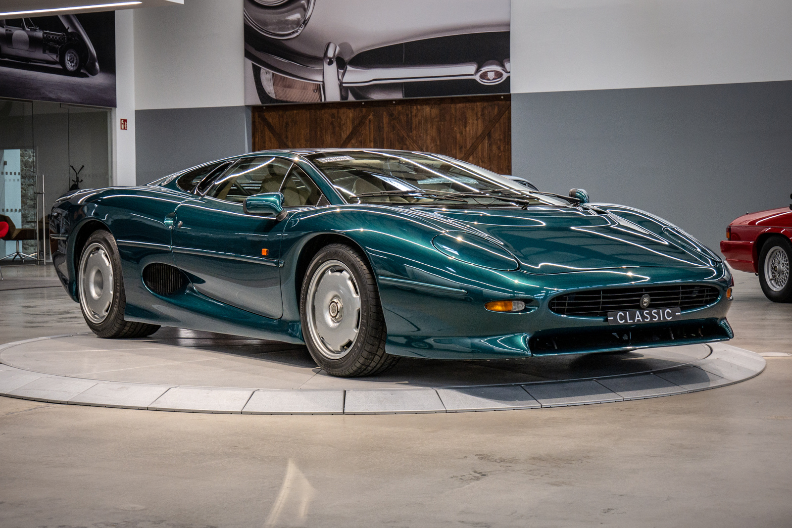 Ягуар xj220