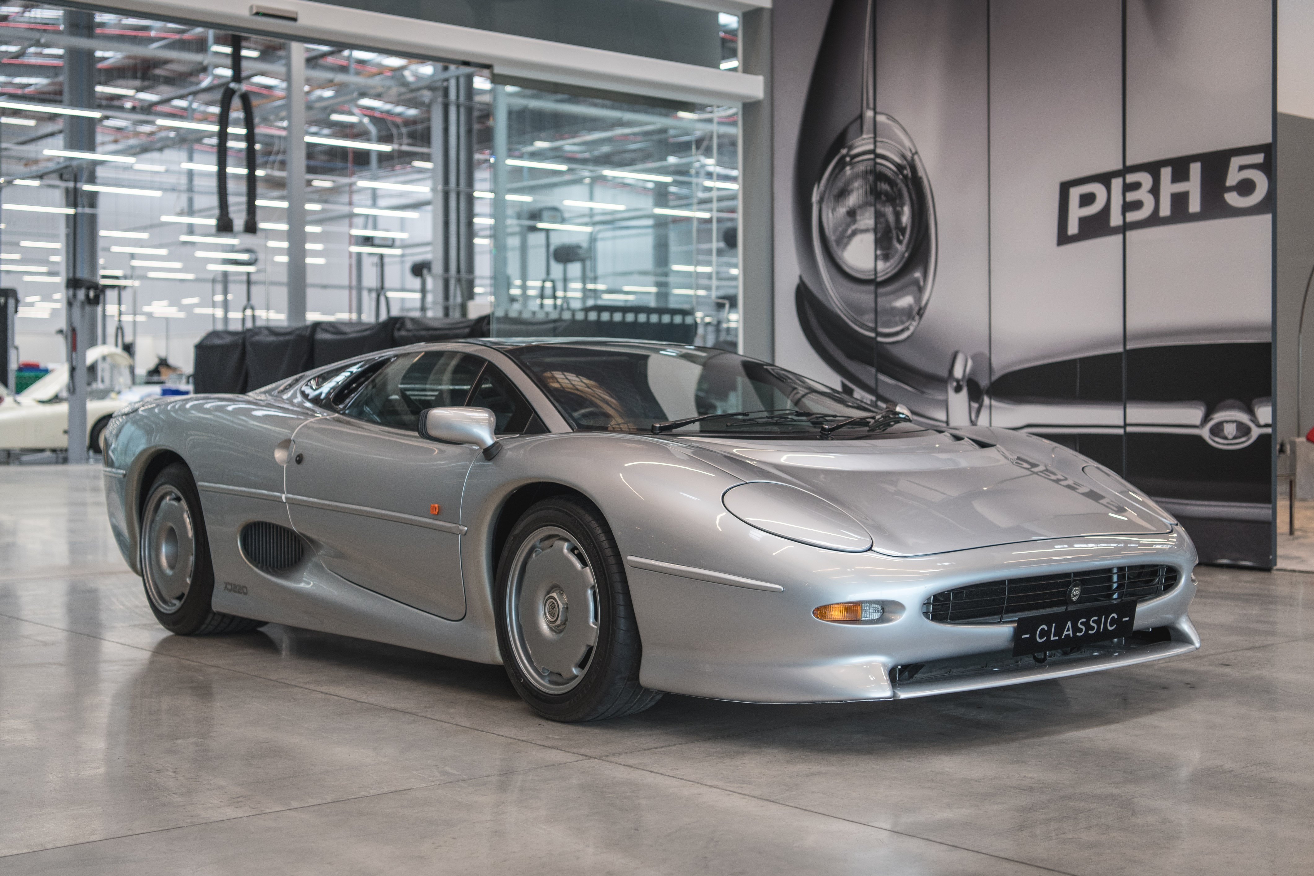 Ягуар xj220