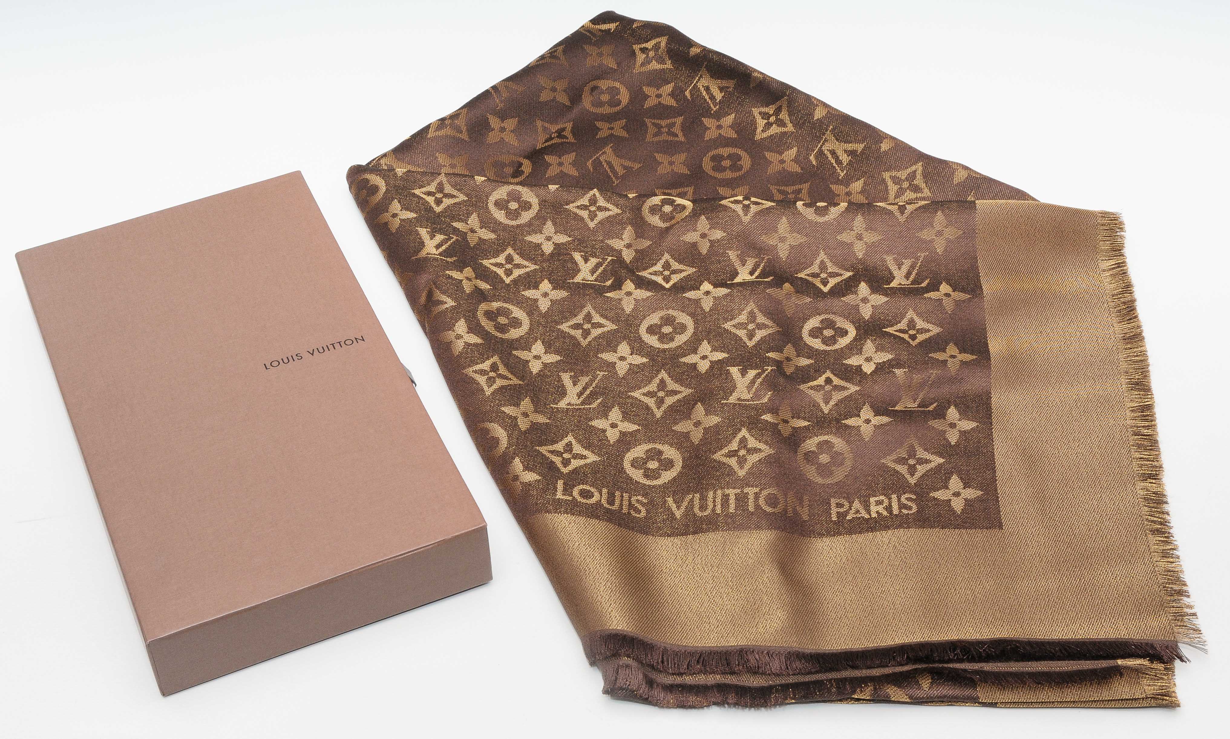 grauer bedruckter Schal von Louis Vuitton, €623, farfetch.com