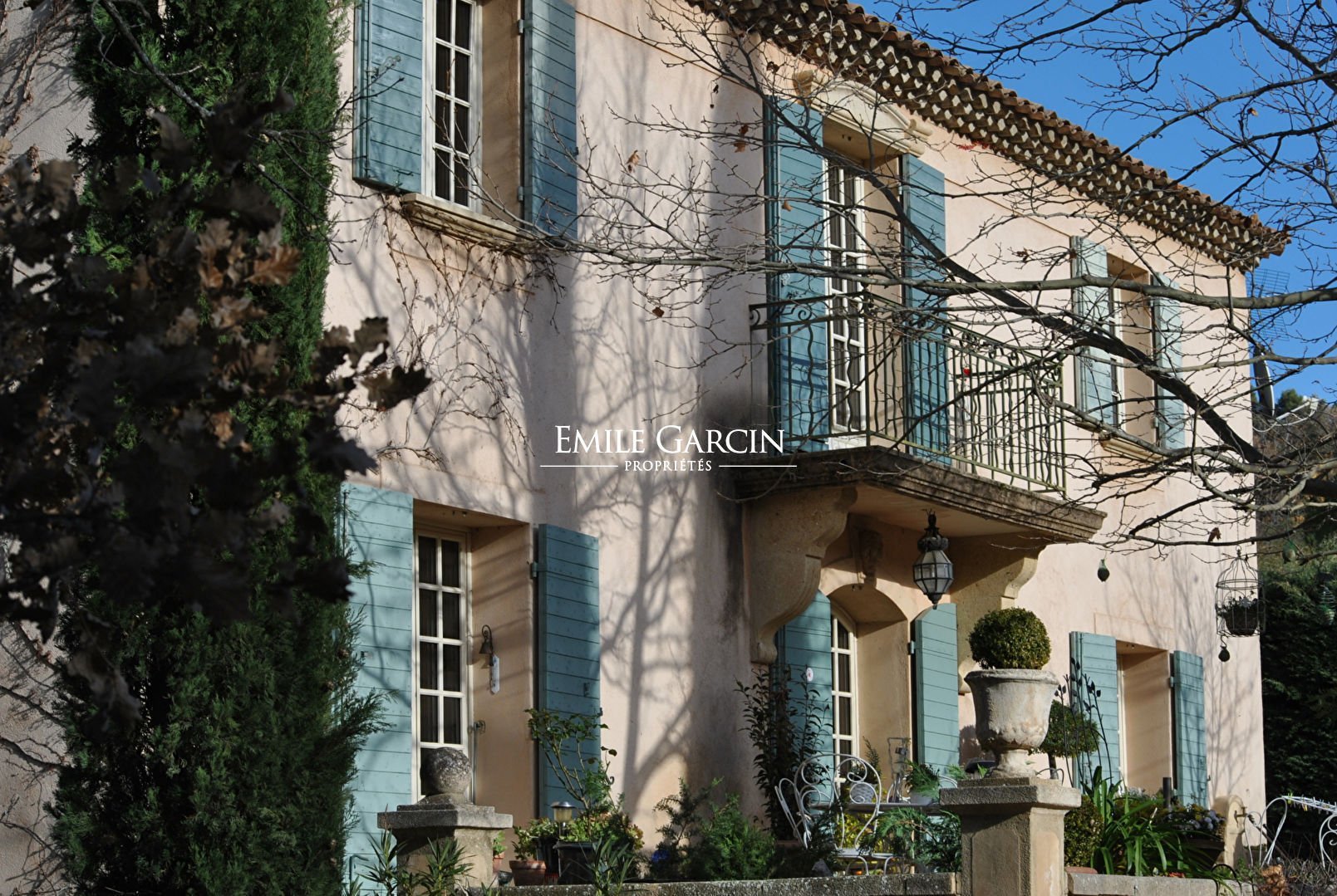 Traditional Provencal house for sale in the heart of the Sainte ...