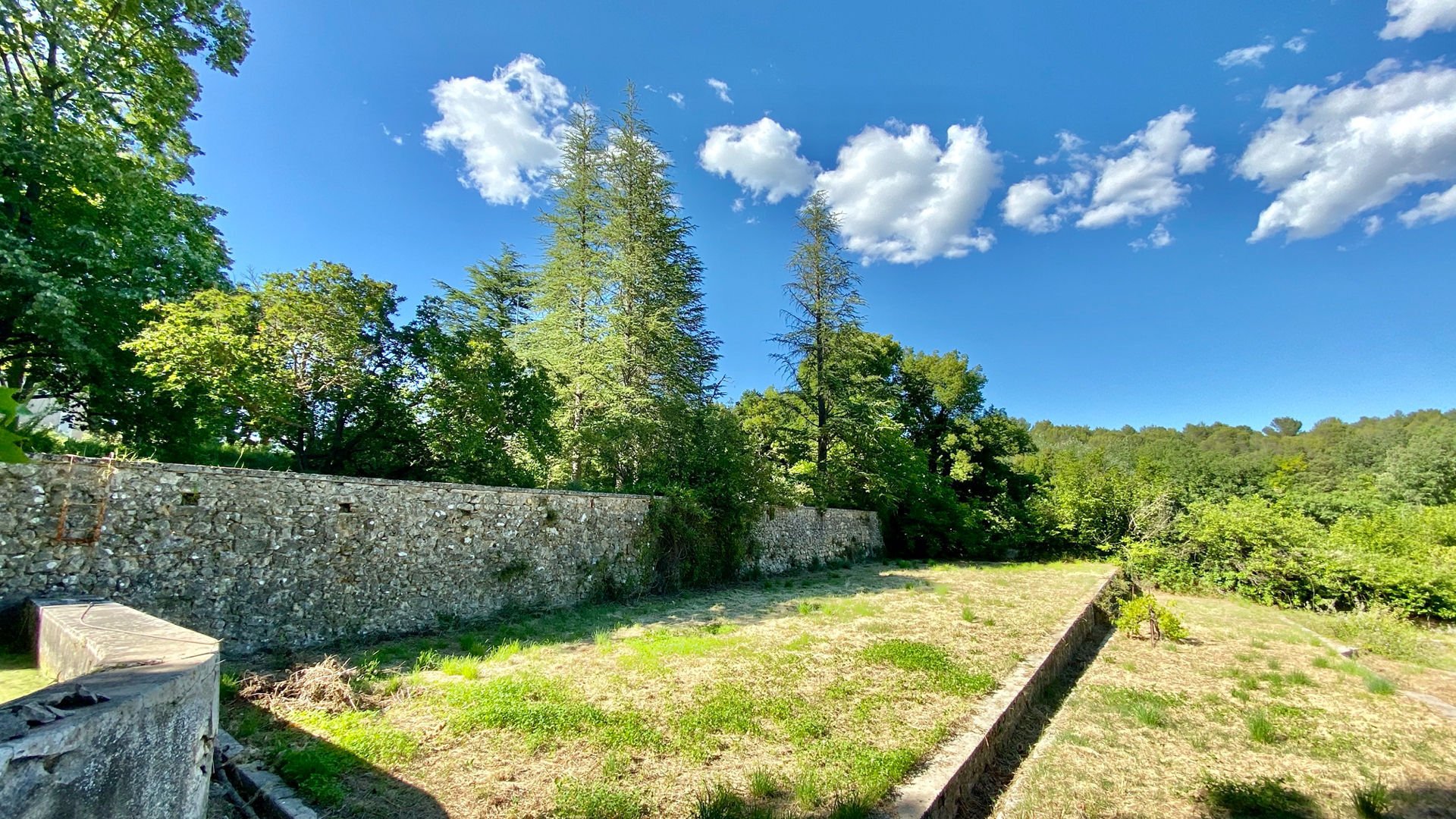 mansion-on-wonderful-private-grounds-for-sale-in-the-south-luberon