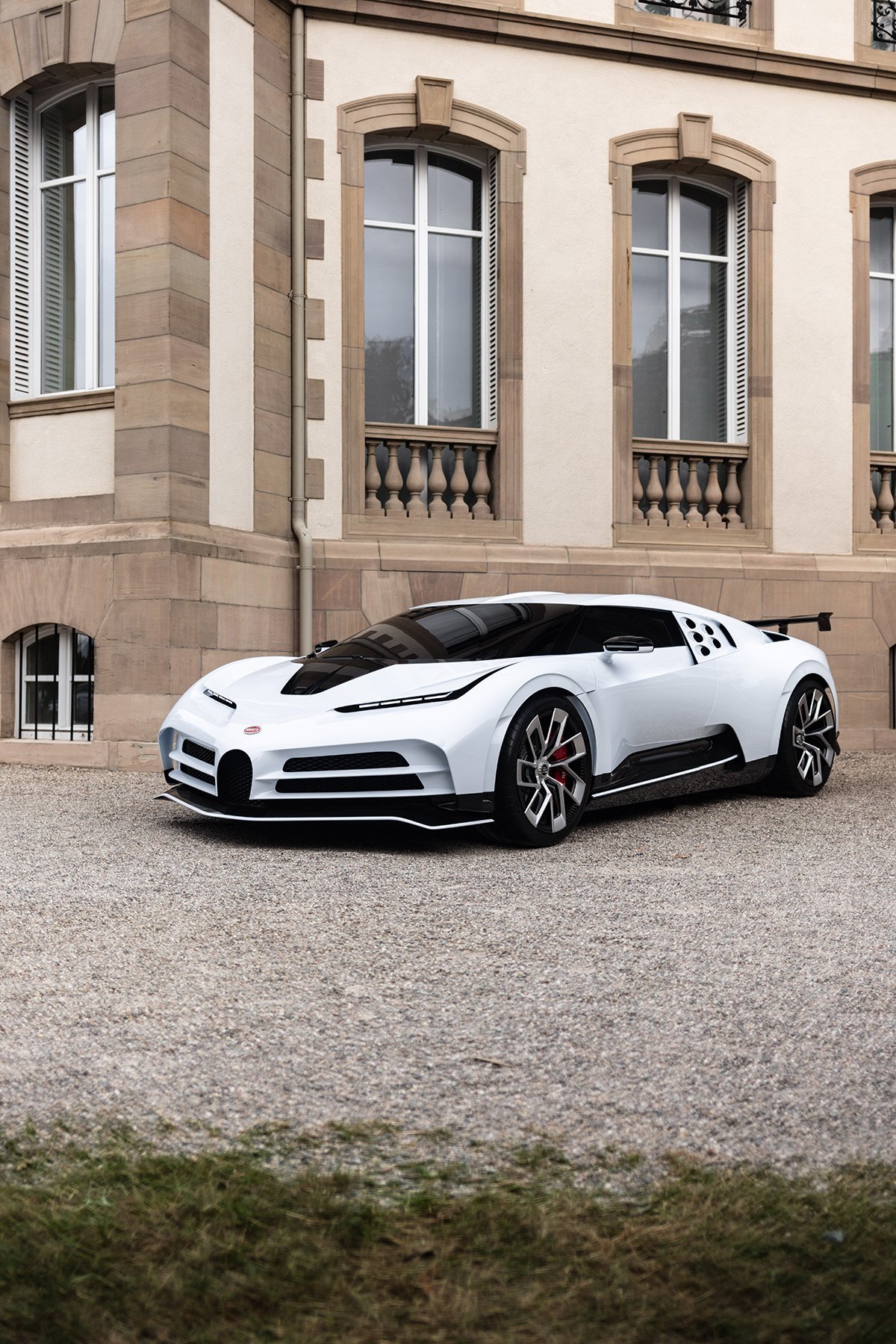 La Voiture Blanche – we’re all dreaming about this white Bugatti EB110 ...