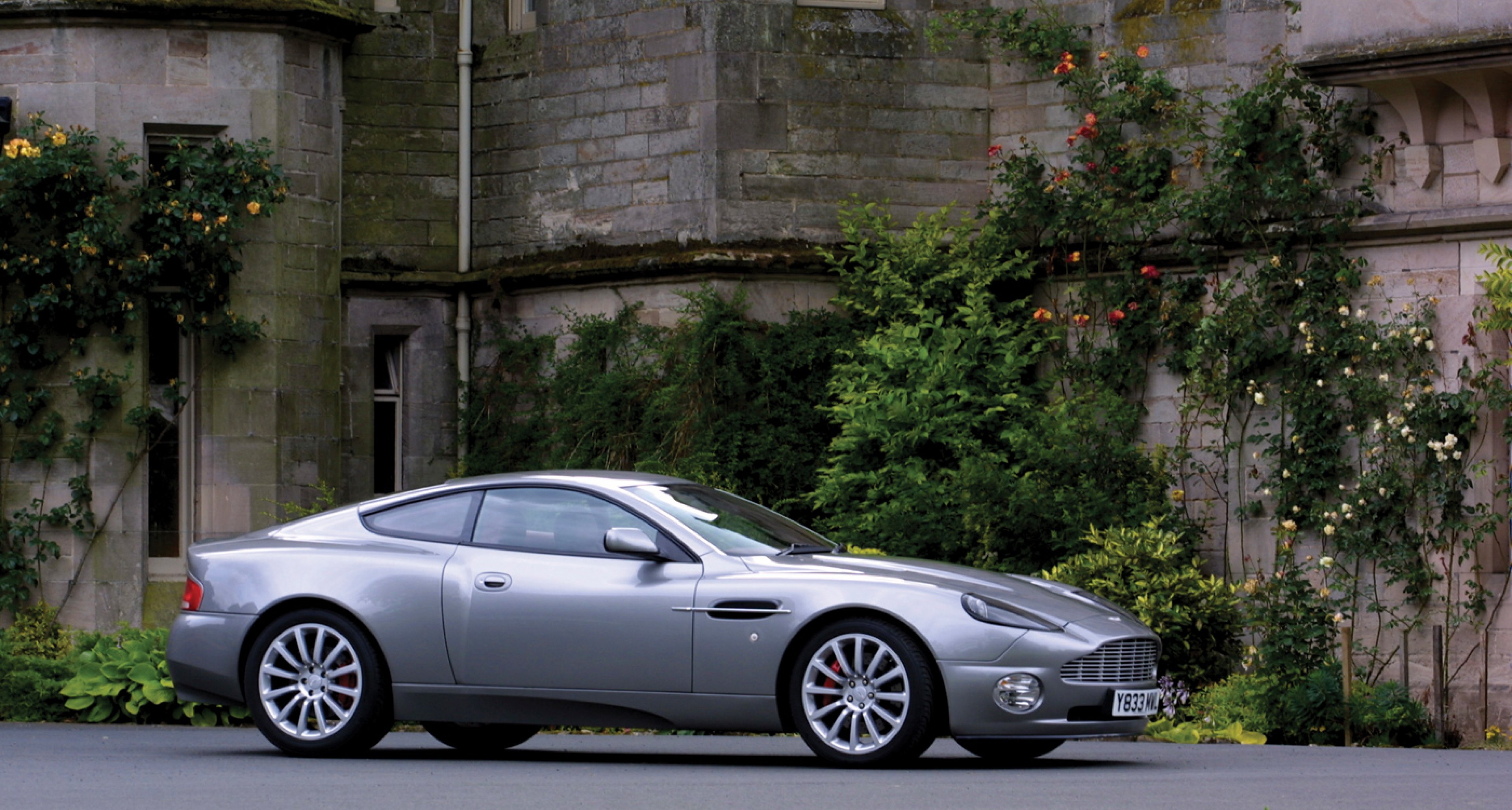 Aston martin v12 vanquish