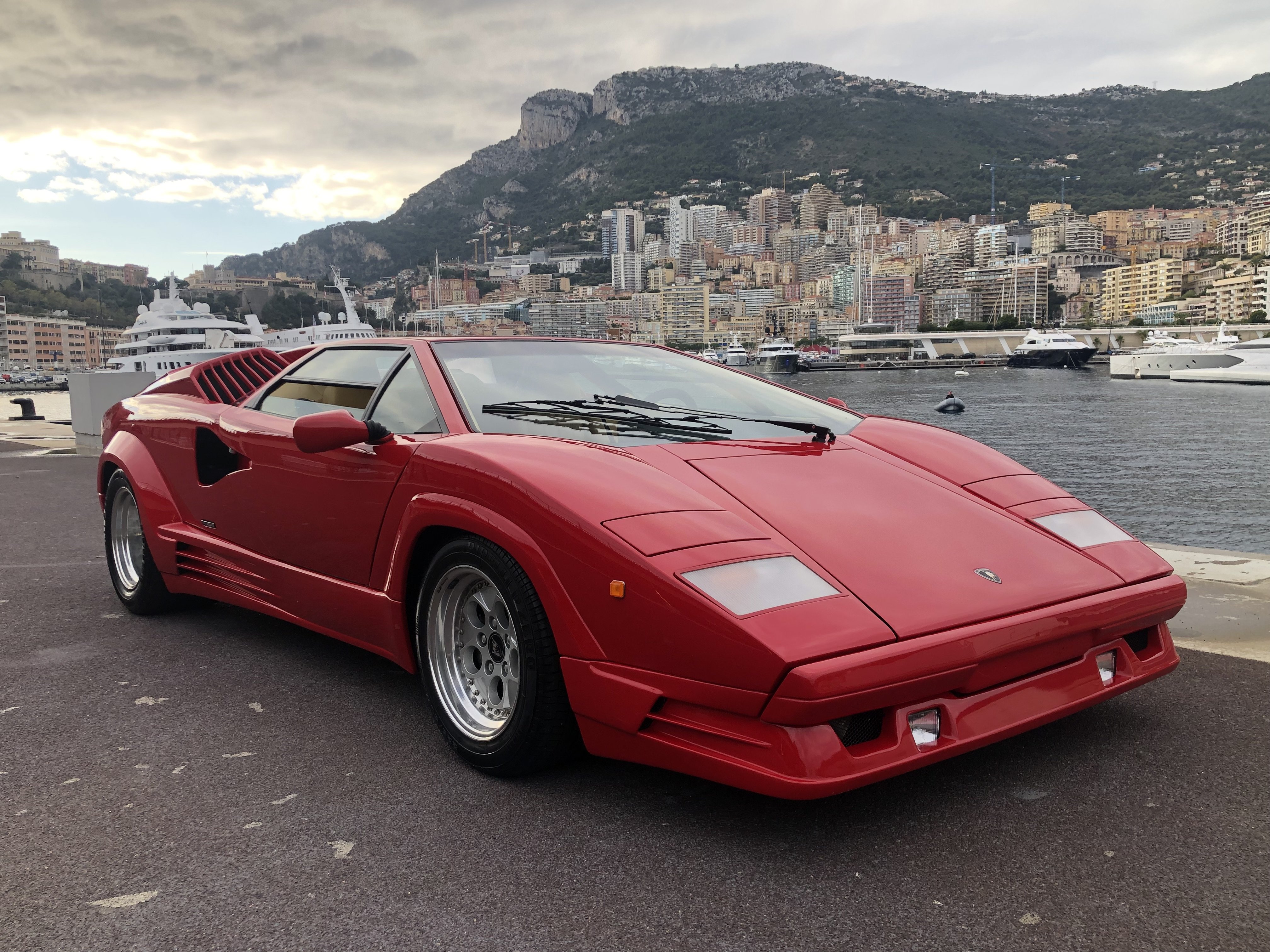 Lamborghini Countach с открытыми дверями