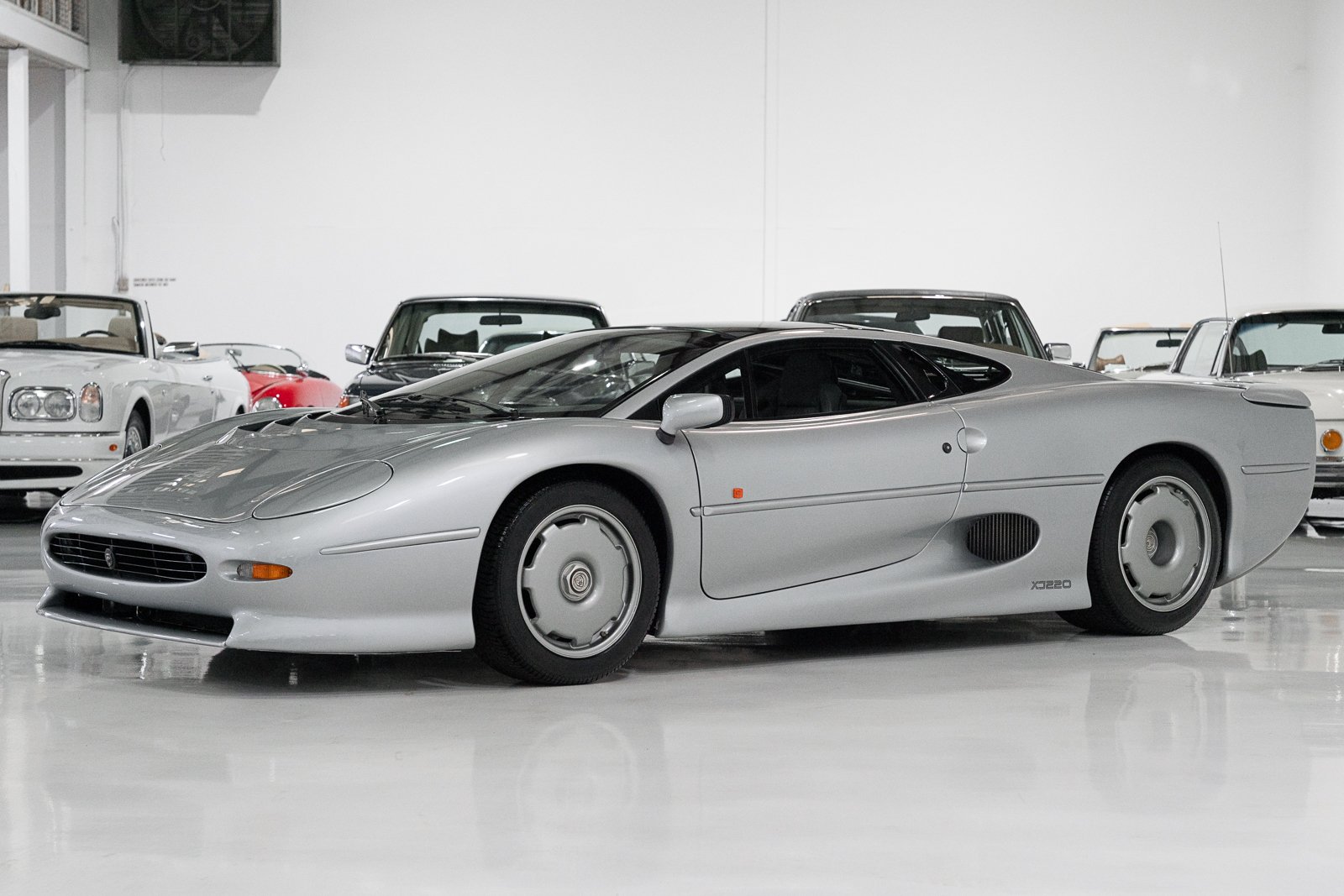 Ягуар xj220